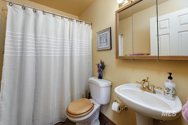 992 N Pinnacle, Eagle, ID 83616 - full bathroom featuring toilet, a sink, a shower with shower curtain, and baseboards