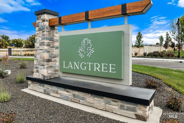 view of community / neighborhood sign