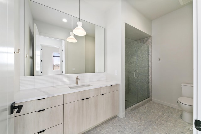 full bath with toilet, backsplash, a shower stall, baseboards, and vanity