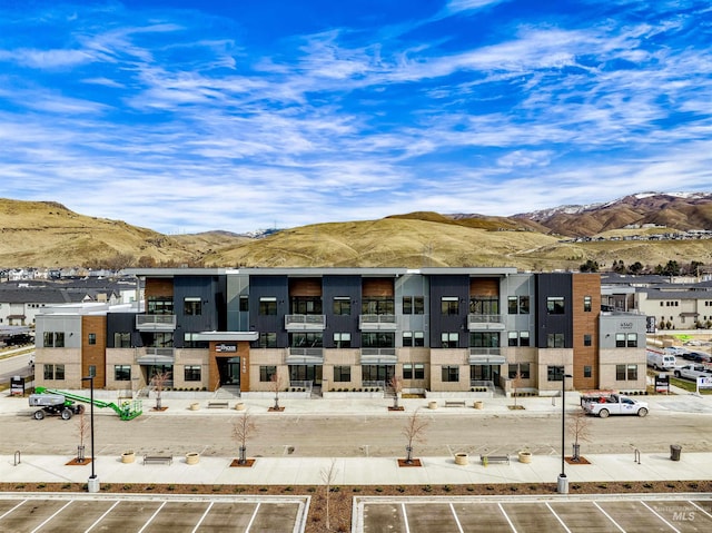 birds eye view of property featuring a mountain view