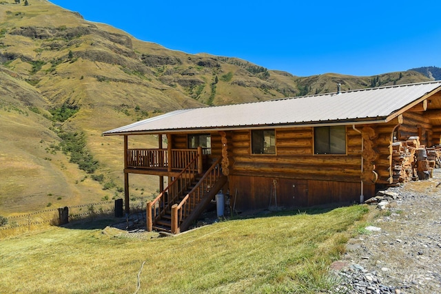 view of front of property featuring a mountain view and a front yard