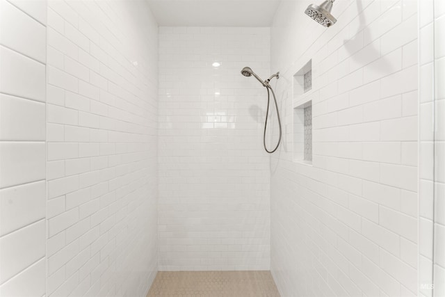 bathroom featuring a tile shower