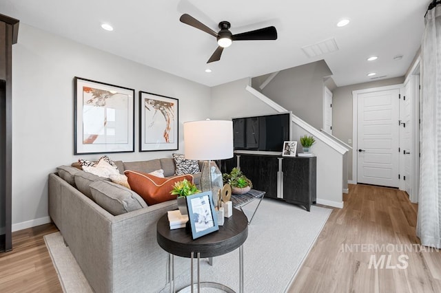 living area featuring visible vents, recessed lighting, light wood-style floors, and baseboards