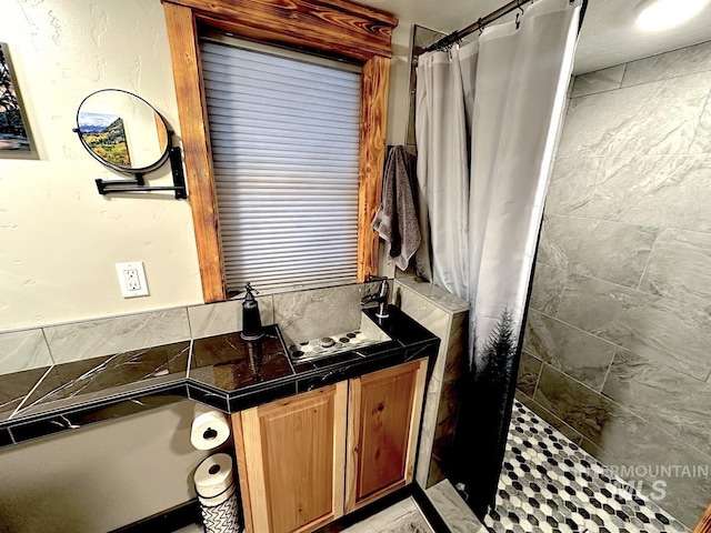 bathroom with a shower with shower curtain and vanity