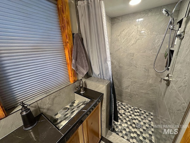 bathroom featuring a shower with shower curtain