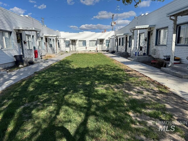view of yard featuring a residential view
