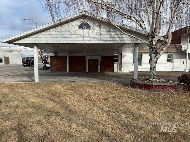 view of front facade featuring a carport