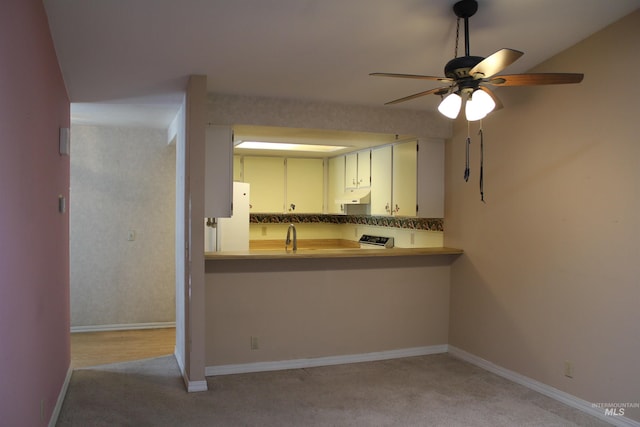 6244 Coach Royale Ln, Boise, ID 83704 - kitchen featuring a ceiling fan, light colored carpet, white refrigerator, a sink, and baseboards