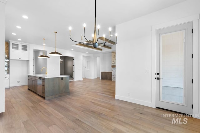 2716 N Heirloom Ave, Eagle, ID 83616 - kitchen with open floor plan, light countertops, a kitchen island with sink, recessed lighting, and light wood-style flooring