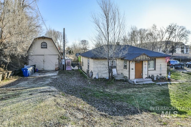 view of front facade with a front lawn