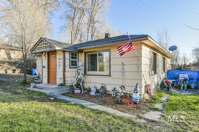 view of front facade with a front yard