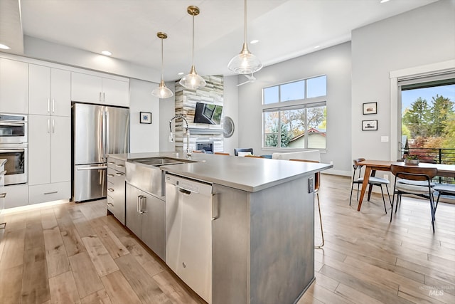 6420 W Glencrest Ln, Boise, ID 83714 - kitchen featuring light wood finished floors, stainless steel appliances, a sink, and recessed lighting