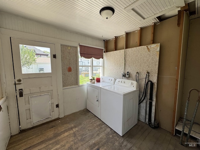 104 E B St, Shoshone, ID 83352 - laundry area featuring separate washer and dryer and wood finished floors