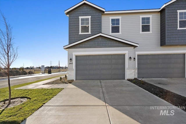 view of front facade featuring a garage and driveway