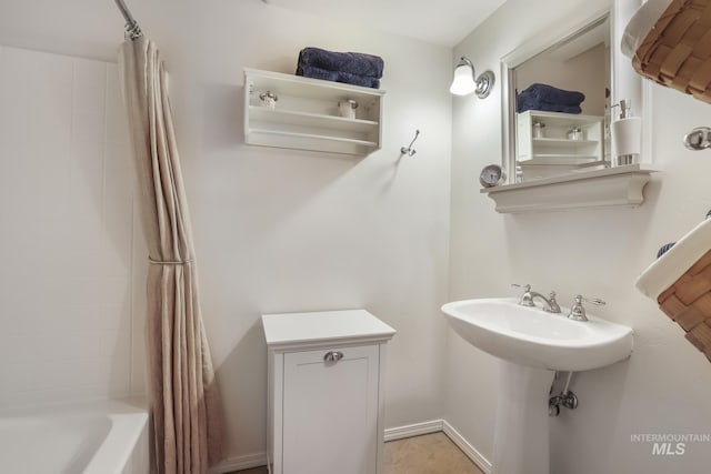 bathroom featuring shower / tub combo