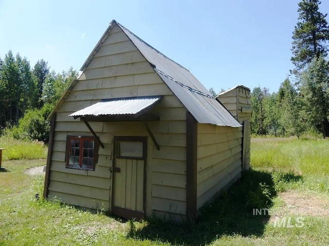 view of outdoor structure with an outbuilding