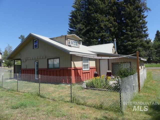 view of front of property featuring a front yard and fence