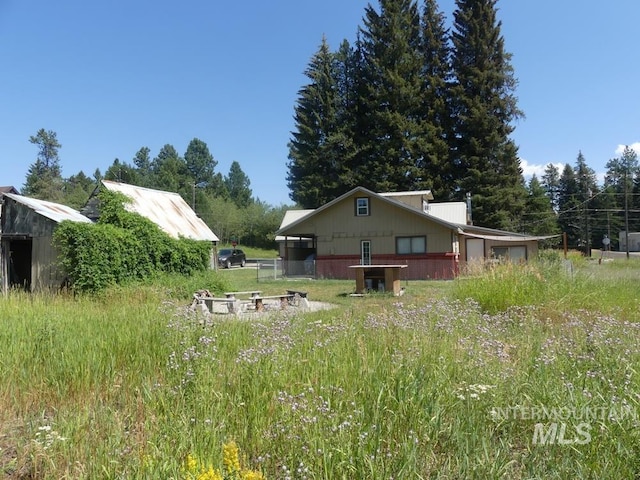 exterior space featuring an outbuilding