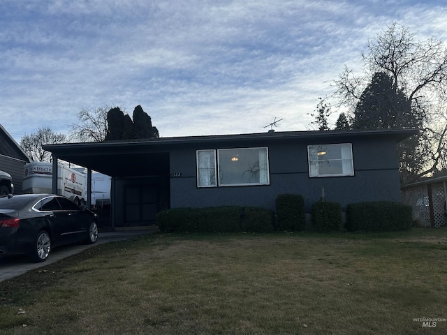 view of front of house featuring a carport and a front yard