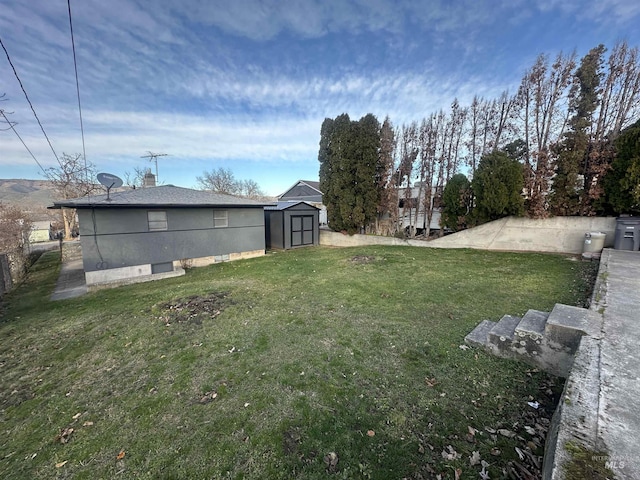 view of yard featuring a storage shed