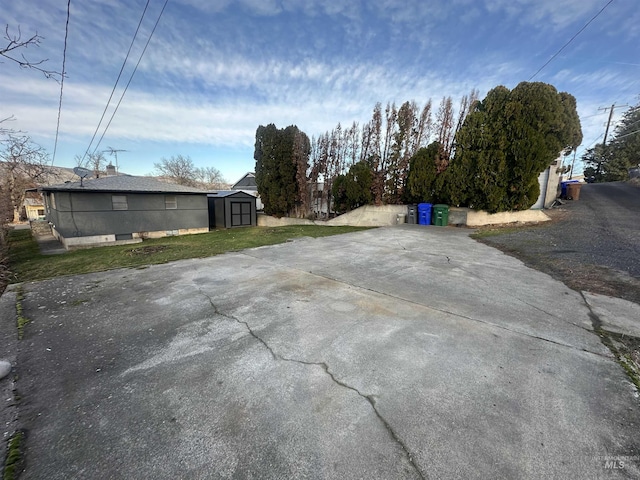 exterior space featuring a storage shed