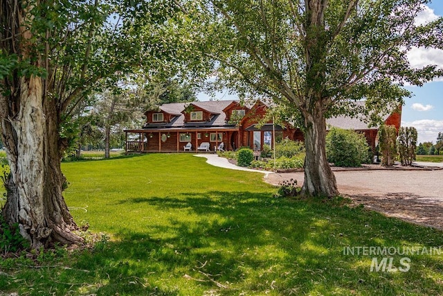 view of front of property featuring a front yard