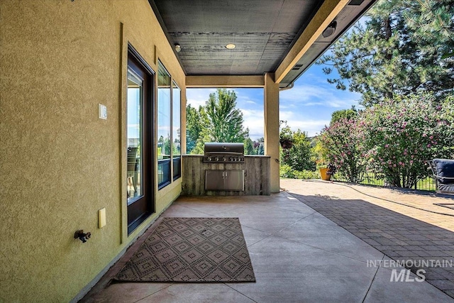 view of patio / terrace featuring an outdoor kitchen and area for grilling