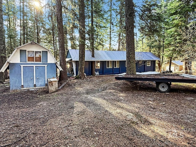 view of front of home featuring a shed and an outbuilding