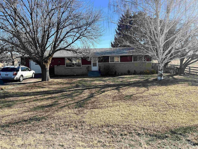 single story home with a front lawn