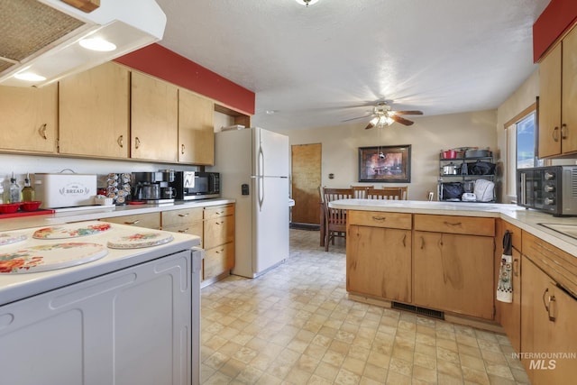 kitchen with range, kitchen peninsula, white fridge, ceiling fan, and range hood