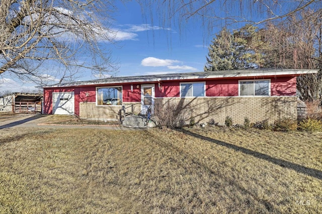 ranch-style house featuring a front yard