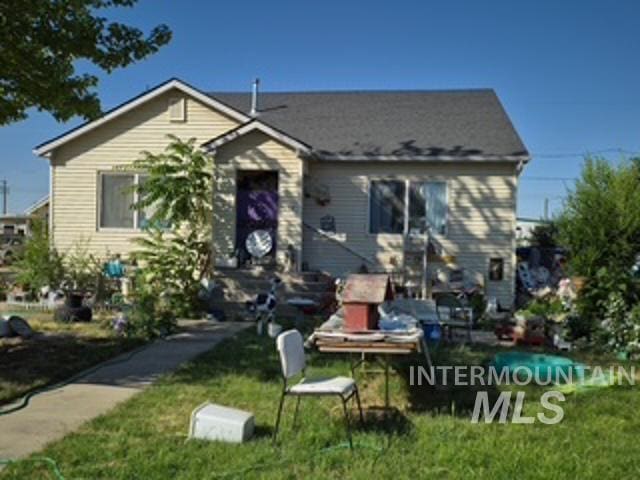 504 E Grove Ave, Parma, ID 83660 - bungalow-style home with a front lawn