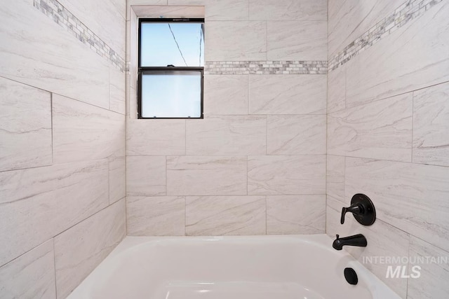 bathroom with tiled shower / bath