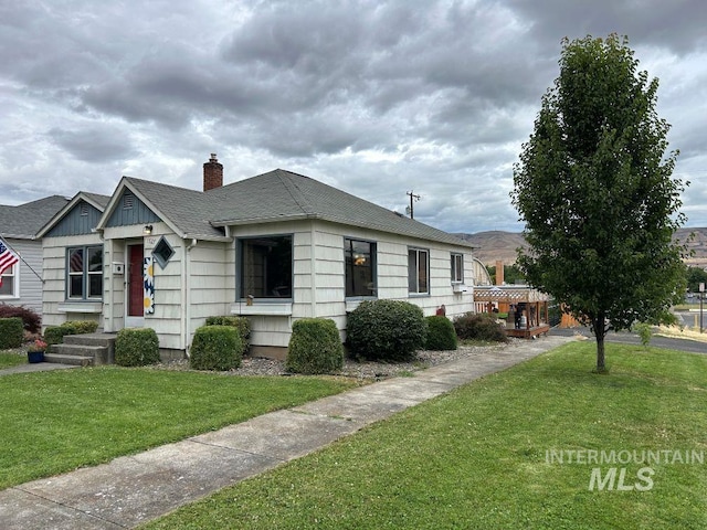 1527 13th Ave, Lewiston, ID 83501 - bungalow with a front yard, a chimney, and roof with shingles
