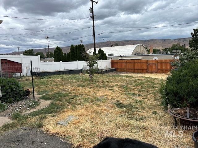 1527 13th Ave, Lewiston, ID 83501 - view of yard with a mountain view