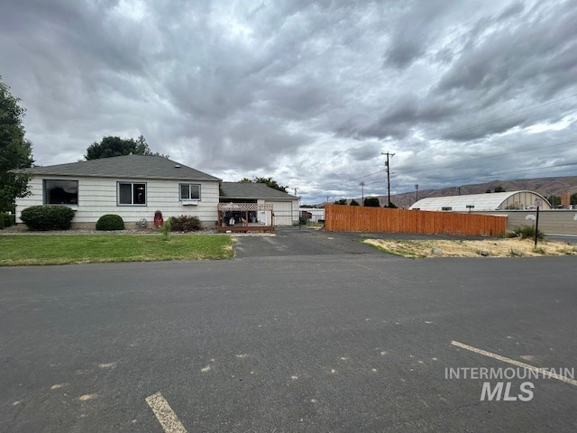 1527 13th Ave, Lewiston, ID 83501 - view of front of home with asphalt driveway