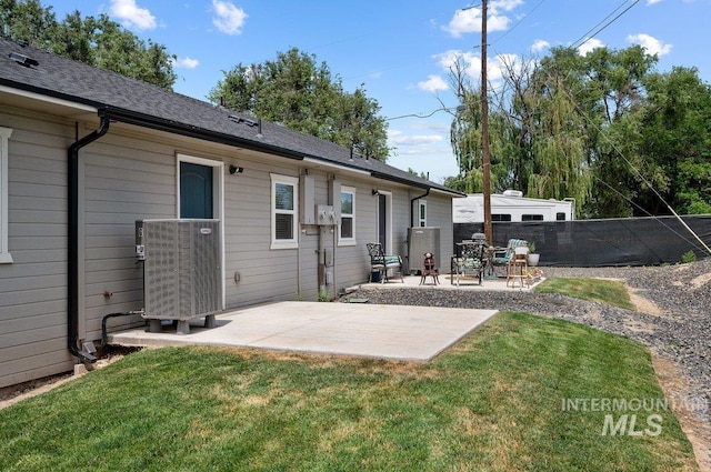 316 N 11th St, Payette, ID 83661 - back of property with a patio area