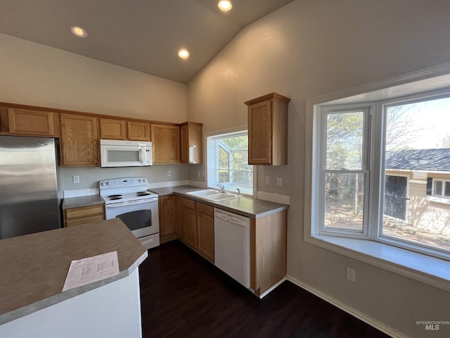 kitchen with dark wood-style flooring, a sink, high vaulted ceiling, recessed lighting, and white appliances