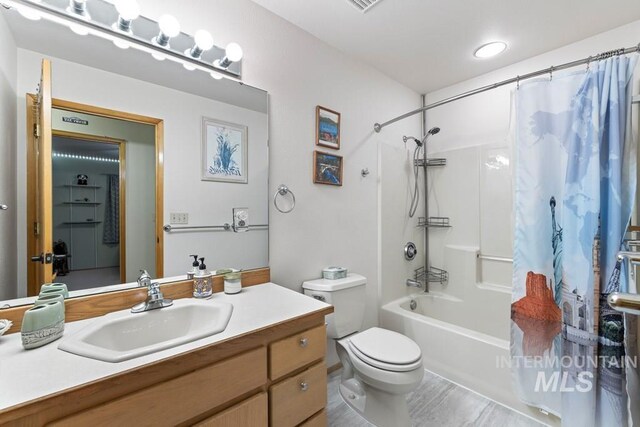 full bathroom with toilet, vanity, and shower / bath combo