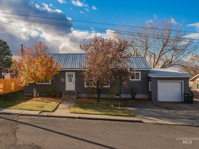 view of front of house featuring a front lawn and a garage