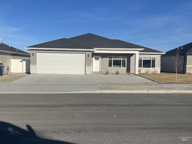 view of front of property featuring driveway and a garage