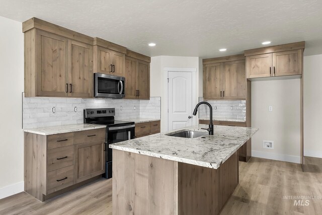 324 Packer Ln, Homedale, ID 83628 - kitchen with stainless steel appliances, a sink, baseboards, light wood-style floors, and recessed lighting