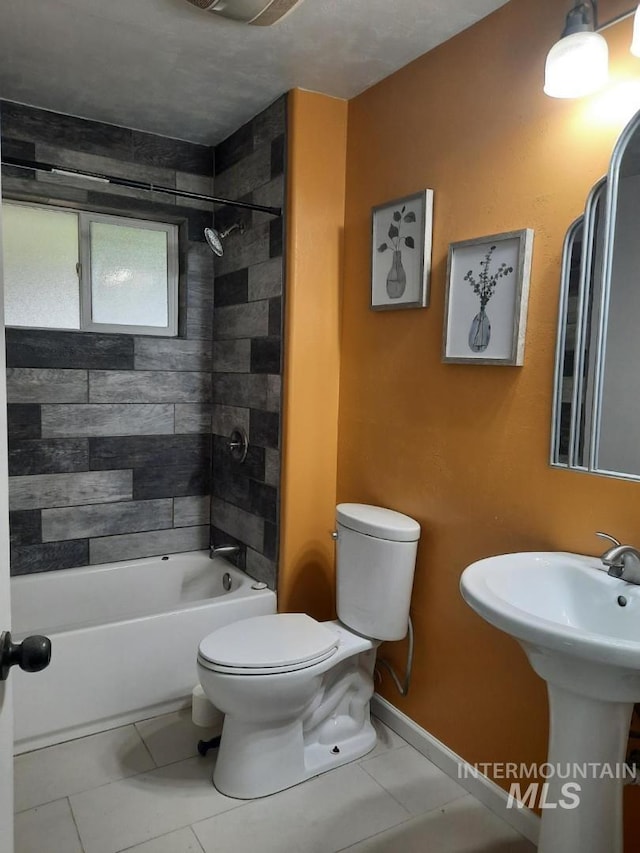 39992 Waha Glen Rd, Lewiston, ID 83501 - full bathroom featuring toilet, shower / bath combination, and tile patterned flooring