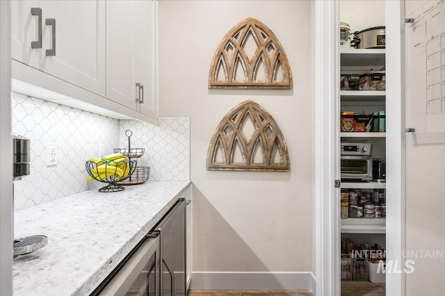 2357 N Synergy Pl, Eagle, ID 83616 - bar area with decorative backsplash and baseboards