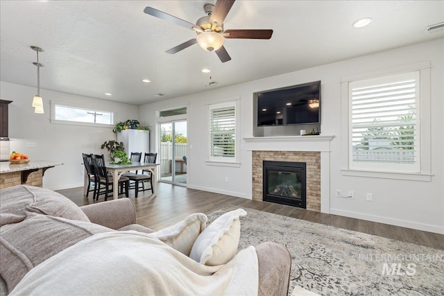 living area with baseboards, wood finished floors, a ceiling fan, and recessed lighting