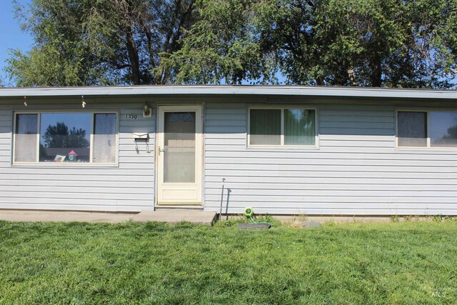 view of front of property with a front lawn