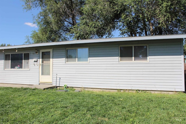 view of front facade featuring a front lawn