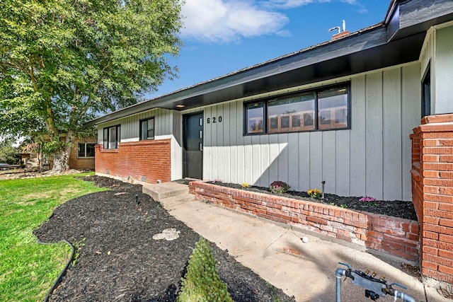 view of front of house with a front yard