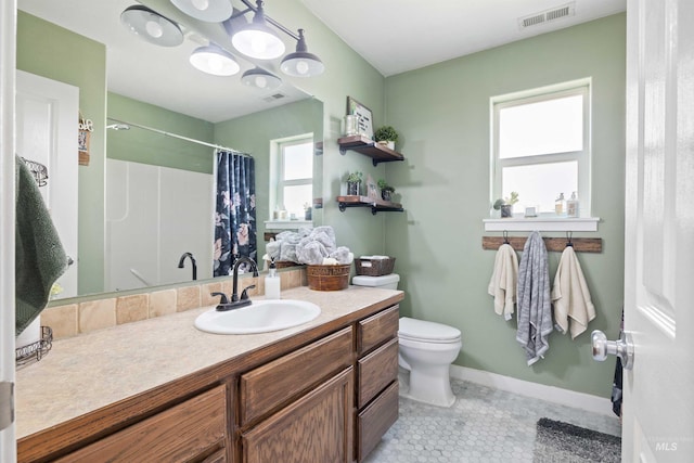 1509 N Cedar St, Jerome, ID 83338 - full bath with baseboards, curtained shower, vanity, toilet, and a chandelier
