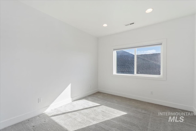 unfurnished room featuring light carpet, visible vents, baseboards, and recessed lighting